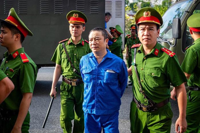 Bị cáo Trần Văn Trường bị dẫn giải vào phòng xét xử. Ảnh: CTV
