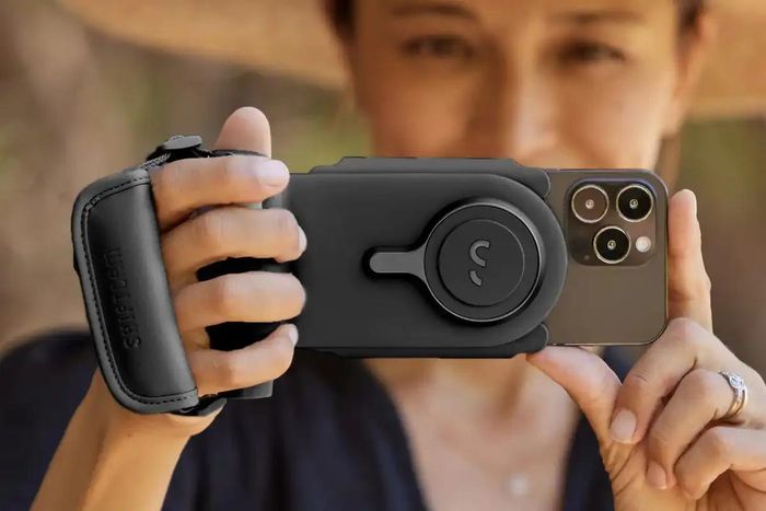 ShiftCam ProGrip bổ sung báng cầm kiểu máy ảnh DSLR. Ảnh: ShiftCam