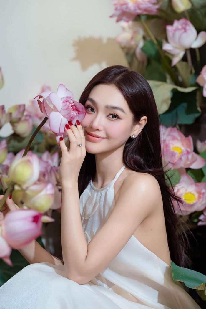 Với ngoại hình và phong cách sexy, Cù Thị Trà trước đó toàn được giao vai kẻ thứ 3 hay bạn gái cũ trơ trẽn khiến khán giả bức xúc trong "Chúng ta của 8 năm sau", "Đừng làm mẹ cáu", Gia đình mình vui bất thình lình", "Gặp em ngày nắng".