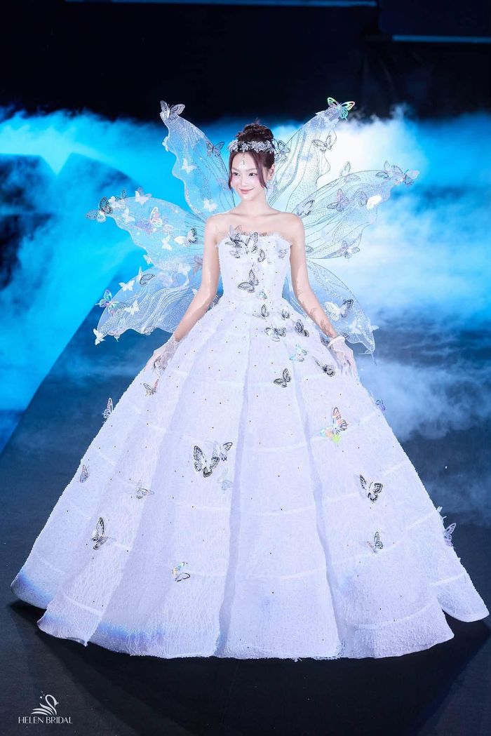 Nữ diễn viên cho biết trước khi đến với phim ảnh, năm 17 tuổi cô nhận làm mẫu ảnh cho một thương hiệu thời trang tại Hà Nội với thù lao 300.000 đồng và gắn bó 6 năm với công việc người mẫu.