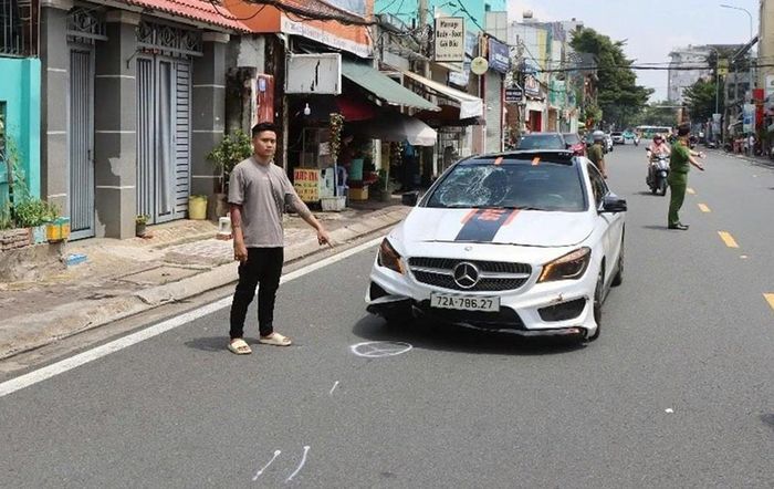 Công an đưa tài xế và phương tiện đến thực hiện hiện trường vụ tai nạn khiến hai chị em bị thương. Ảnh: CA