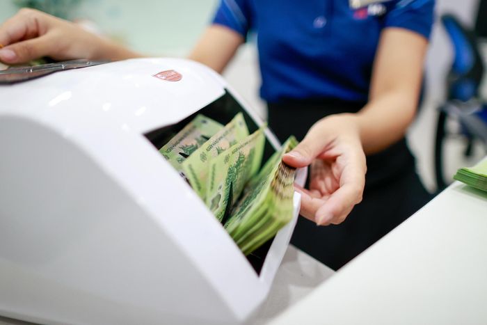 Tiết kiệm những khoản nhỏ đều đặn có thể tạo ra khoản tích lũy đáng kể theo thời gian. Ảnh: Phạm Hải