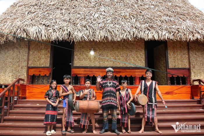 Già A Lăng Đợi cùng đội cồng chiêng nhí do ông hướng dẫn.