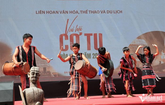 Các em nhỏ biểu diễn cồng chiêng và điệu múa truyền thống tại một hoạt động văn hóa Cơ Tu.