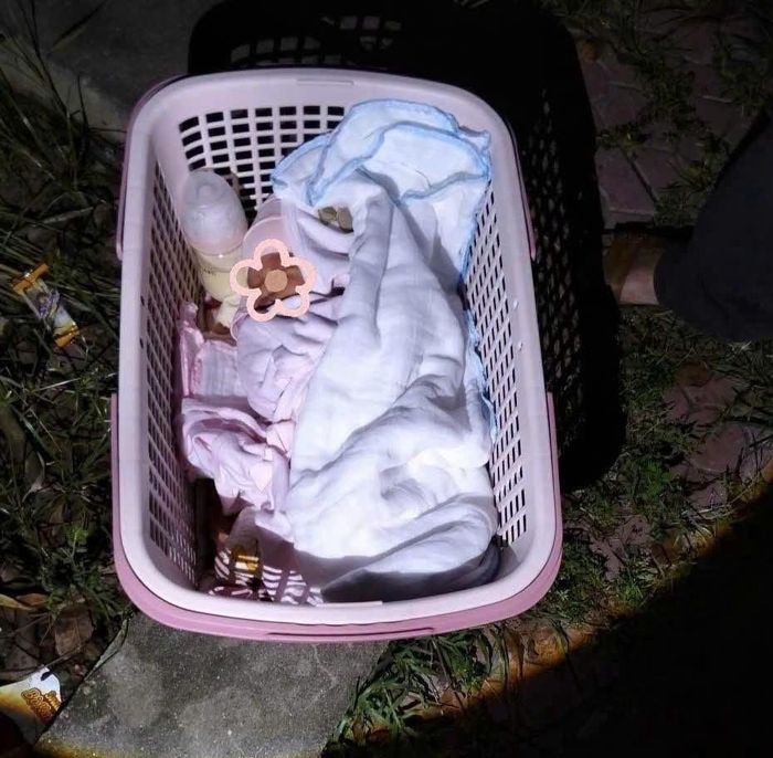Bé gái được phát hiện trong chiếc làn nhựa. Ảnh: Xã Hợp Minh