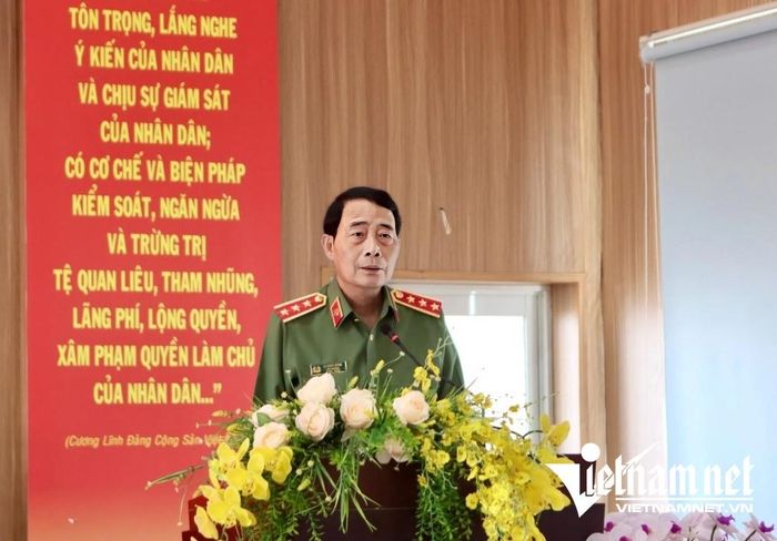 Thượng tướng Lê Quốc Hùng, Thứ trưởng Bộ Công an trả lời các ý kiến của cử tri. Ảnh: Phước Sáng