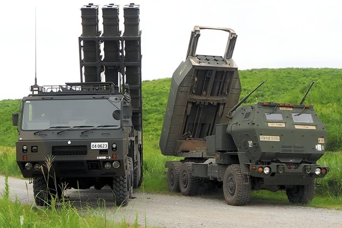 Hệ thống tên lửa HIMARS của Mỹ (bên phải) và hệ thống tên lửa Type 12 của Nhật Bản. Ảnh: Asahi