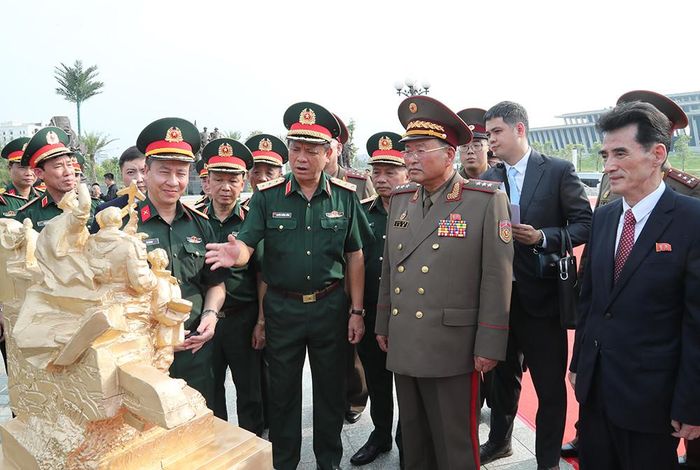 Thượng tướng Nguyễn Trường Thắng và Thượng tướng Ryo Chol Ung tham quan mẫu cụm tượng. Ảnh: Cổng TTĐT Bộ Quốc phòng