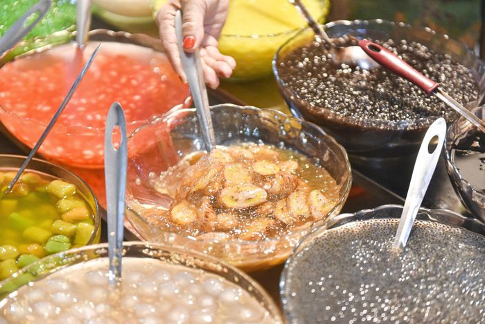 Những món chè truyền thống hấp dẫn trong ngõ Đồng Xuân. Ảnh: Linh Trang