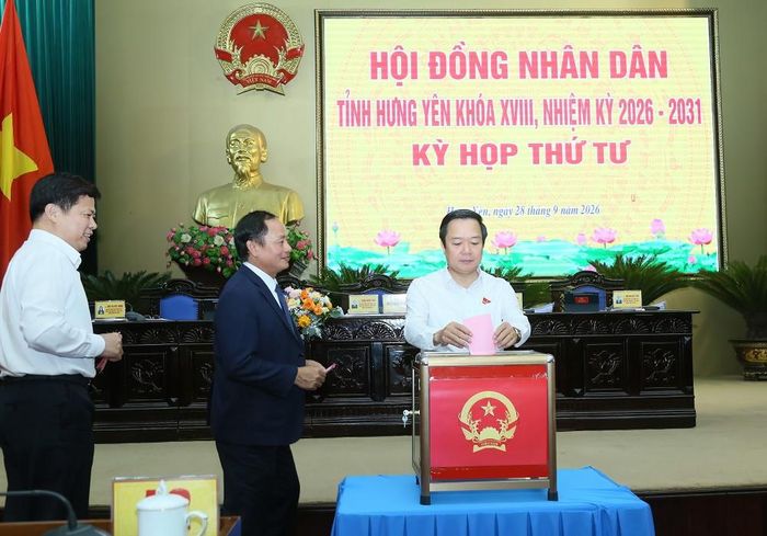 Các đại biểu HĐND tỉnh Hưng Yên bỏ phiếu bầu bổ sung chức vụ Phó Chủ tịch UBND tỉnh, nhiệm kỳ 2026-2031.