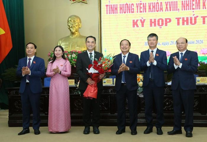 Ông Trần Quốc Văn, Chủ tịch HĐND tỉnh cùng lãnh đạo HĐND tỉnh tặng hoa chúc mừng ông Phạm Bảo Sơn