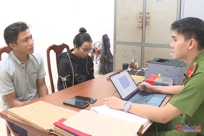 Nguyễn Văn Hòa và Trần Thị Ngọc Trâm tại cơ quan điều tra. Ảnh: SĐ