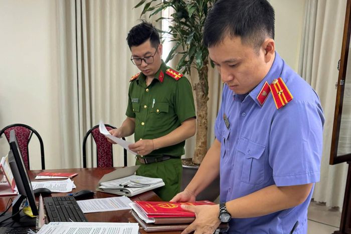 Khám xét nơi làm việc của bà Lộc Thị Hồng. Ảnh: Công an tỉnh Lạng Sơn 