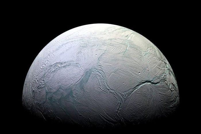 Enceladus là mặt trăng lớn thứ sáu của sao Thổ. Ảnh: NASA/JPL-Caltech