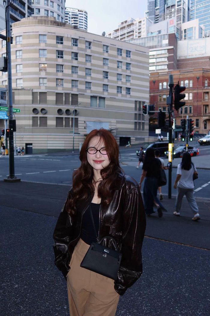 Ca sĩ Hòa Minzy xinh đẹp vi vu Sydney, Australia.