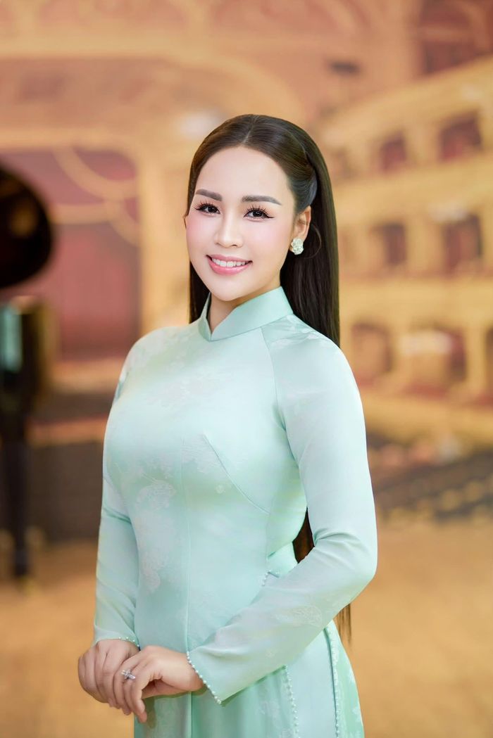 Ca sĩ, TS Khánh Ly mặc áo dài nền nã đi dạy tại Học viện Âm nhạc Quốc gia Việt Nam.
