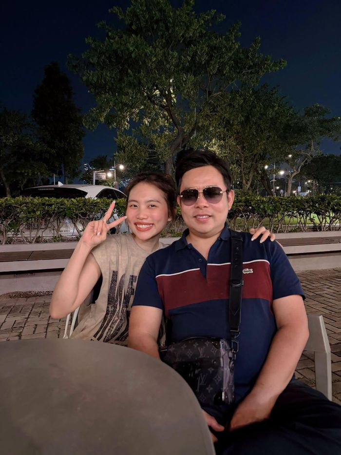 Ca sĩ Phương Mỹ Chi thân thiết cha nuôi - ca sĩ Quang Lê.