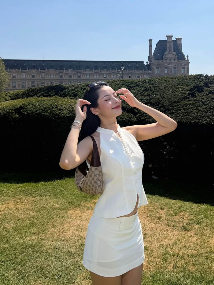 Ca sĩ Chi Pu nhớ mùa hè ở Pháp.