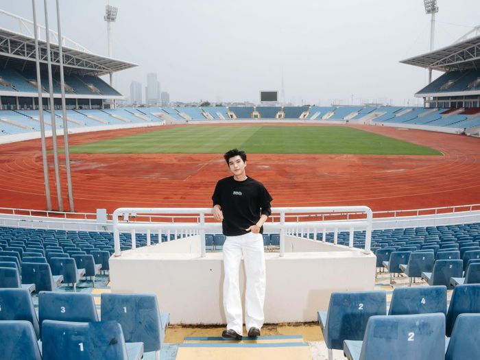 Rapper HIEUTHUHAI đăng ảnh chụp tại SVĐ Mỹ Đình, Hà Nội.