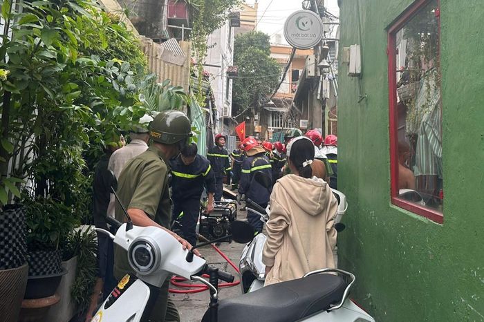 Lực lượng chức năng giải cứu 2 người mắc kẹt trong căn nhà sập gác gỗ ở phường Phú Nhuận. Ảnh: MT