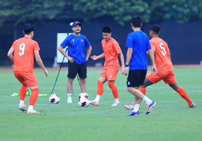 Tuyển Việt Nam sẵn sàng chơi một trận đấu hết sức với Thái Lan.