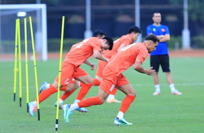 Bên cạnh đó là những cầu thủ nhập tịch như Hoàng Hên, Tài Lộc.
