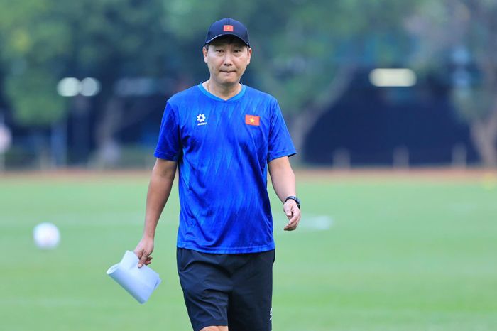 Trong khi đó, HLV Kim Sang Sik gây bất ngờ khi tiết lộ cách chơi của tuyển Việt Nam. Nhà cầm quân người Hàn Quốc muốn các học trò chơi chắc chắn trong hiệp 1, sau đó bung sức tấn công trong hiệp 2.