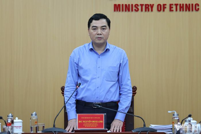 Phó Bí thư Thường trực Đảng ủy, Thứ trưởng Thường trực Bộ Dân tộc và Tôn giáo Nguyễn Hoài Anh phát biểu chỉ đạo Hội nghị. Ảnh: Lê Anh Dũng