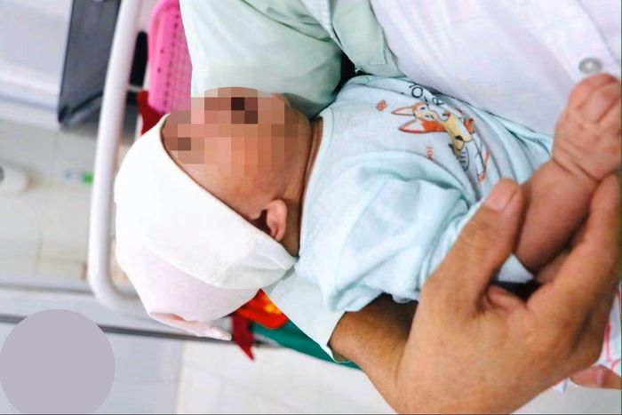 Cháu bé được đặt trong giỏ nhựa bỏ bên đường.