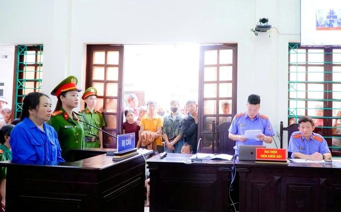  Các Kiểm sát viên đại diện VKSND khu vực 3, tỉnh Lào Cai thực hành quyền công tố và kiểm sát xét xử tại phiên tòa.