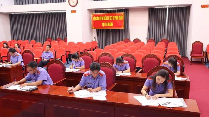   Các thí sinh làm bài thi.