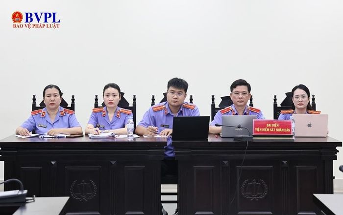 Các Kiểm sát viên đại diện VKSND TP Hà Nội thực hành quyền công tố và kiểm sát xét xử tại phiên tòa.
