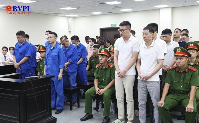 Các bị cáo đứng nghe HĐXX tuyên án.