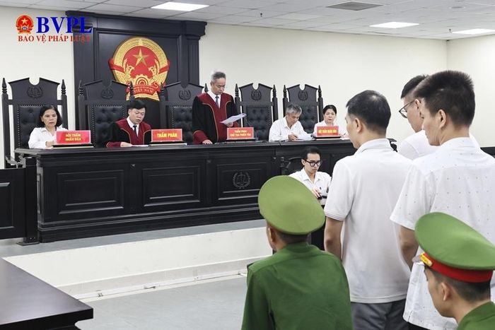 Các bị cáo đứng nghe HĐXX tuyên án.