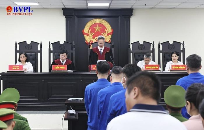 Hội đồng xét xử tuyên án.