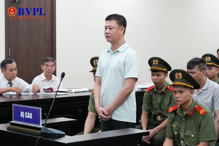  Bị cáo Đinh Tiến Hùng khai báo trước tòa.