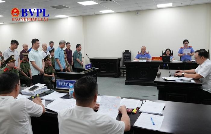  Các bị cáo đứng nghe đại diện VKSND TP Hà Nội công bố bản cáo trạng truy tố.
