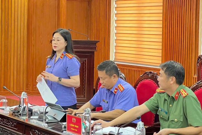 Đồng chí Lê Thị Thùy Hương, Trưởng phòng 1, VKSND tỉnh phát biểu.