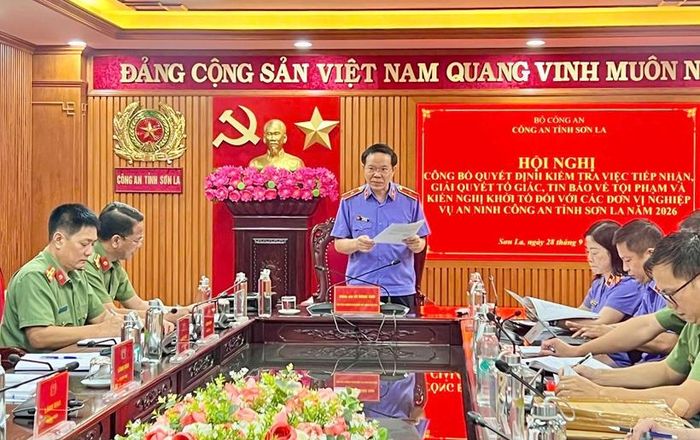 Đồng chí Vũ Hùng Sơn - Phó Viện trưởng VKSND tỉnh công bố Quyết định kiểm tra.