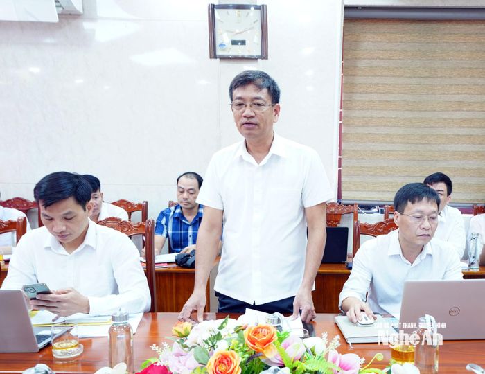 Phó Giám đốc Báo và phát thanh, truyền hình Nghệ An Trần Hữu Nghĩa chia sẻ cách làm của đơn vị trong tuyên truyền và lan tỏa những thông tin tích cực, đấu tranh với các thông tin xấu, độc. Ảnh: Mai Hương