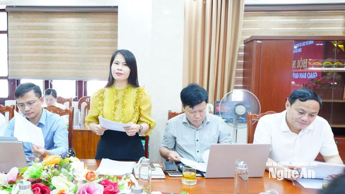 Phó trưởng Ban Xây dựng Đảng, Đảng ủy CCQ Đảng tỉnh Mai Khánh Hồng báo cáo kết quả hoạt động Ban Chỉ đạo 35 quý III, phương hướng, nhiệm vụ quý IV/2026. Ảnh: Mai Hương