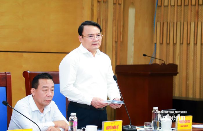 Đồng chí Phùng Thành Vinh - Ủy viên Ban Chấp hành Đảng bộ tỉnh, Phó Chủ tịch UBND tỉnh phát biểu tại phiên họp. Ảnh: Thành Duy