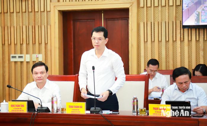 Đồng chí Trịnh Thanh Hải - Ủy viên Ban Chấp hành Đảng bộ tỉnh, Giám đốc Sở Tài chính trình bày báo cáo tại phiên họp. Ảnh: Thành Duy