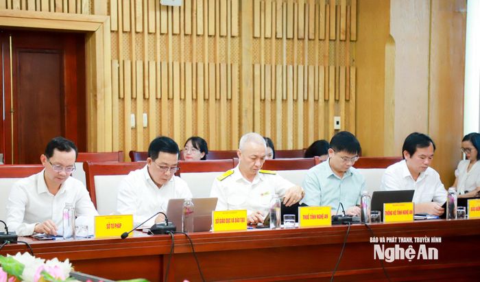 Lãnh đạo các sở, ngành dự phiên họp. Ảnh: Thành Duy