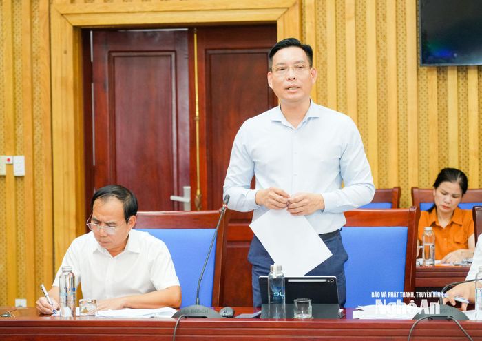 Giám đốc Sở Ngoại vụ Trần Khánh Thục báo cáo nội dung của Dự thảo Kế hoạch thực hiện Nghị quyết số 258/NĐ-CP ngày 30/6/2026 của Chính phủ. Ảnh: T.L