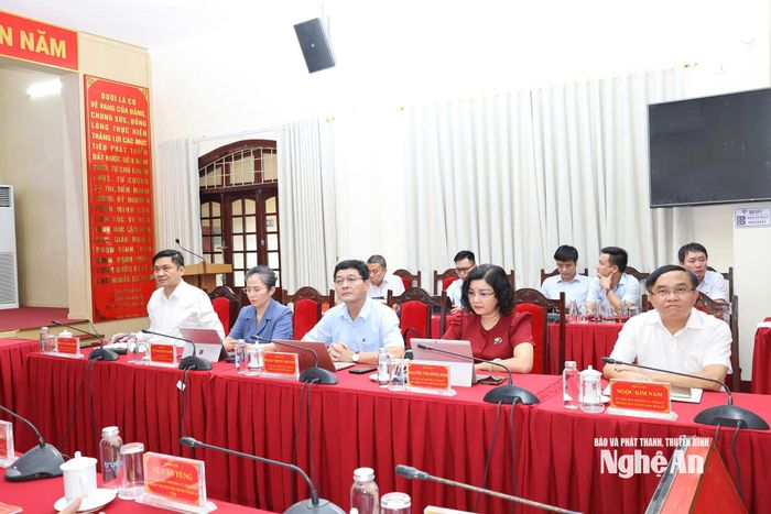 Các đồng chí lãnh đạo tỉnh tham dự tại điểm cầu Nghệ An. Ảnh: T L