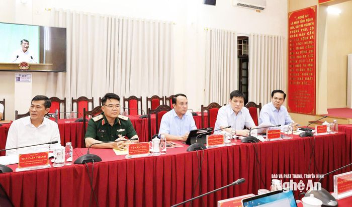 Các đồng chí lãnh đạo tỉnh tham dự tại điểm cầu Nghệ An. Ảnh: T.L