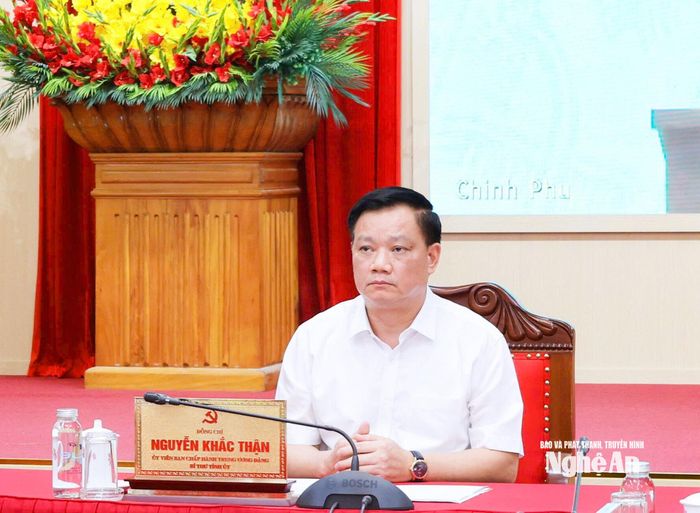 Đồng chí Nguyễn Khắc Thận - Ủy viên Trung ương Đảng, Bí thư Tỉnh ủy, Trưởng Đoàn ĐBQH tỉnh, Trưởng ban Chỉ đạo tỉnh chủ trì tại điểm cầu Nghệ An. Ảnh: T.L