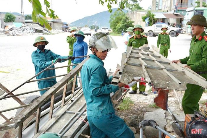 Huy động lực lượng tháo dỡ các công trình vi phạm.