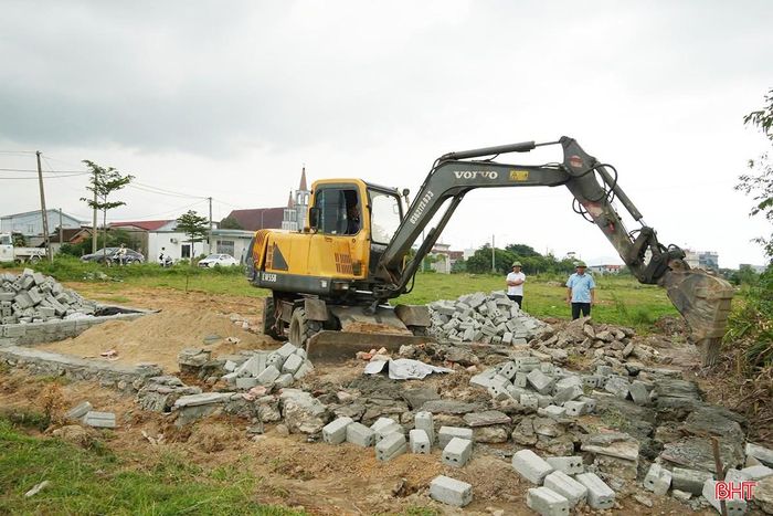 Phường Vũng Áng huy động máy móc tháo dỡ công trình xây dựng trái phép trên đất nông nghiệp.